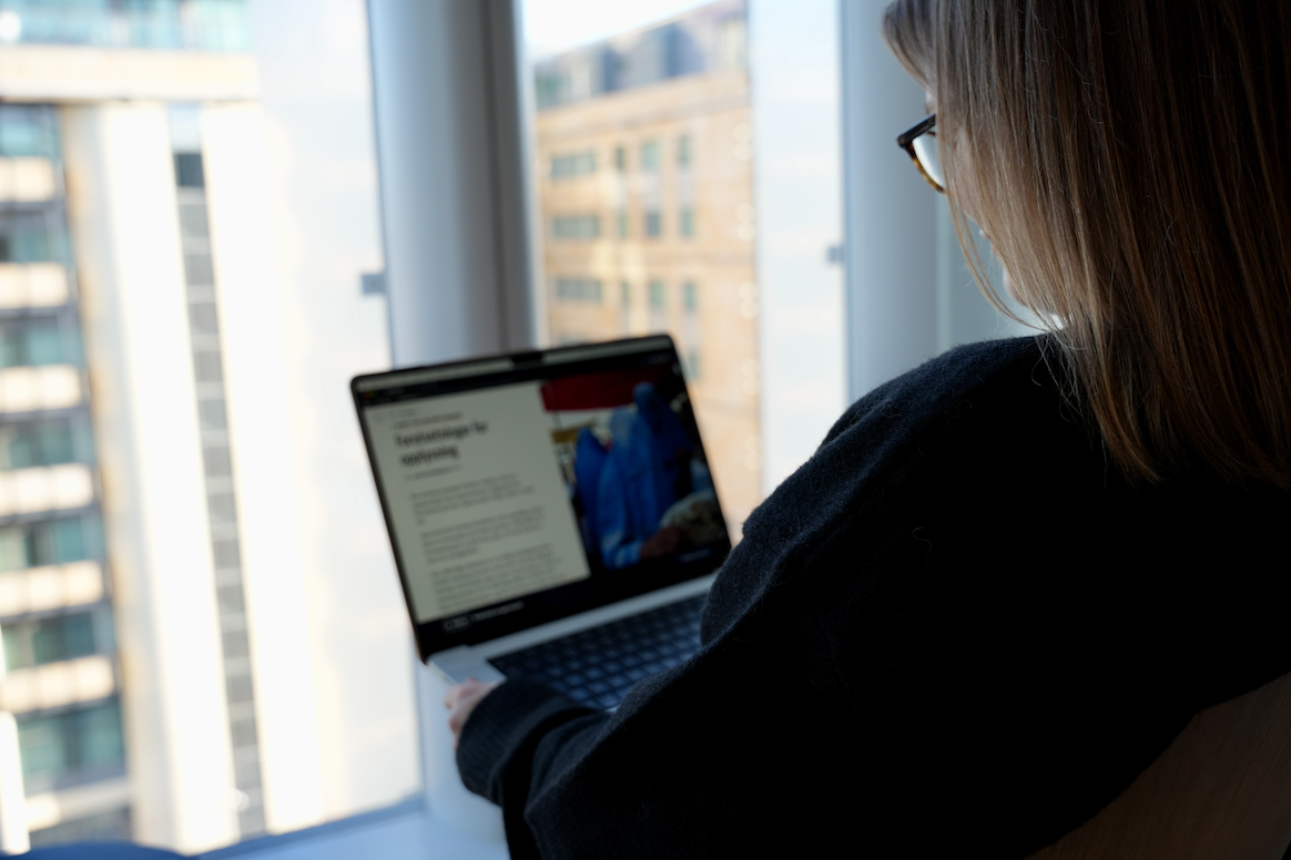 Student som leser Kunne Erstatningsrett på en PC-skjerm.