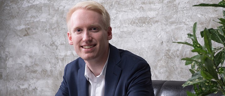 Olav Schewe, forsker, bak hvordan bli en superstudent sitter i en sofa