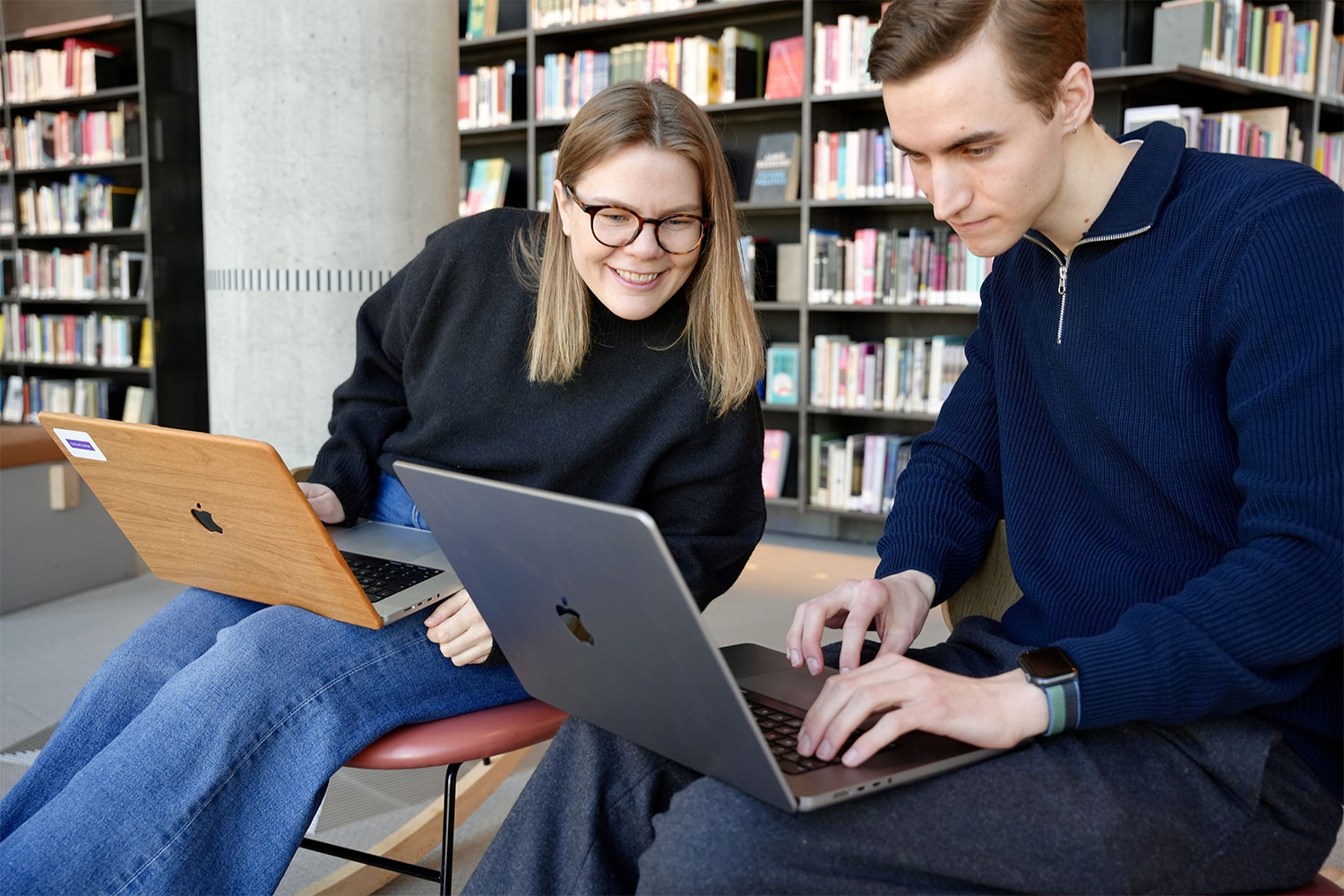 To studenter i psykologi bruker Kunne til å innføringsemne i psykologi på universitetsbiblioteket