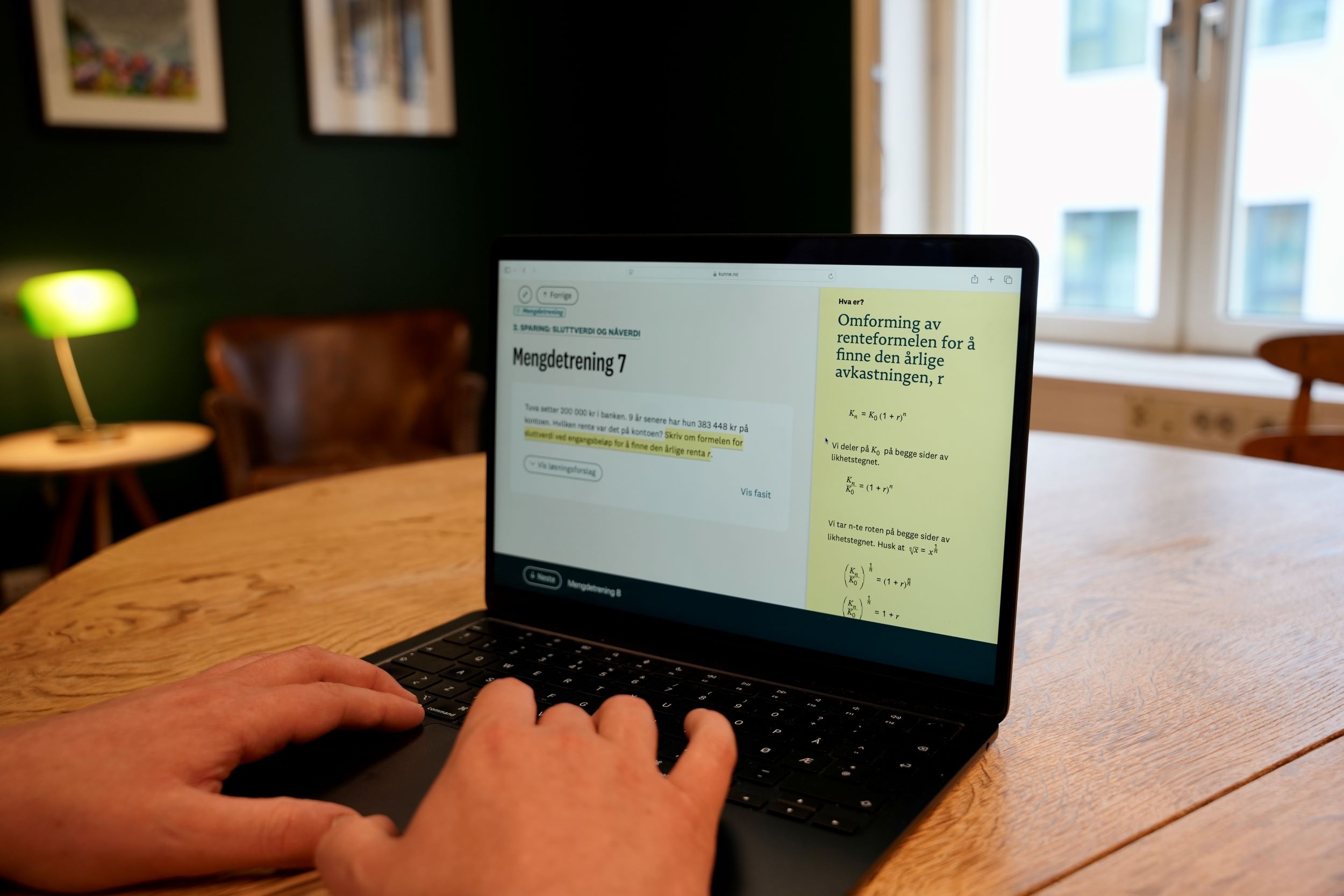 Bildet viser en lærerstudent som sitter på PCen sin og studerer matte for lærere med Kunne.