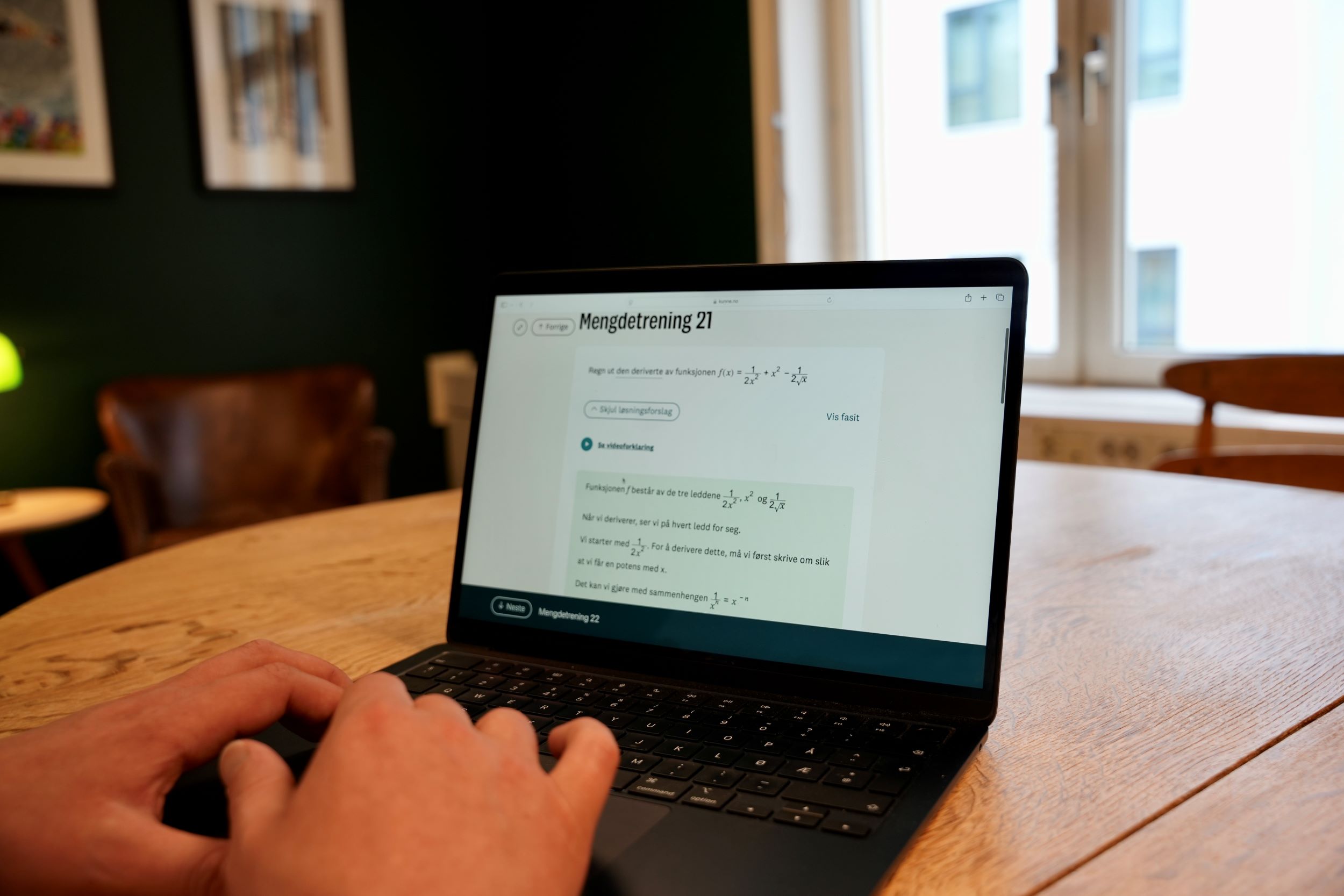 Økonomistudent bruker Kunne for å trene til mattekamen for økonomistudenter og ser et detaljert løsningsforslag får å bedre forstå matematikken og pensum.