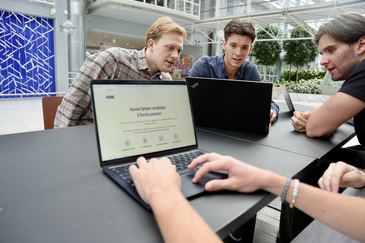 Bildet viser tre grunnskolelærerstudenter som bruker Kunne på en PC. De sitter på lærerstudiet på NTNU.